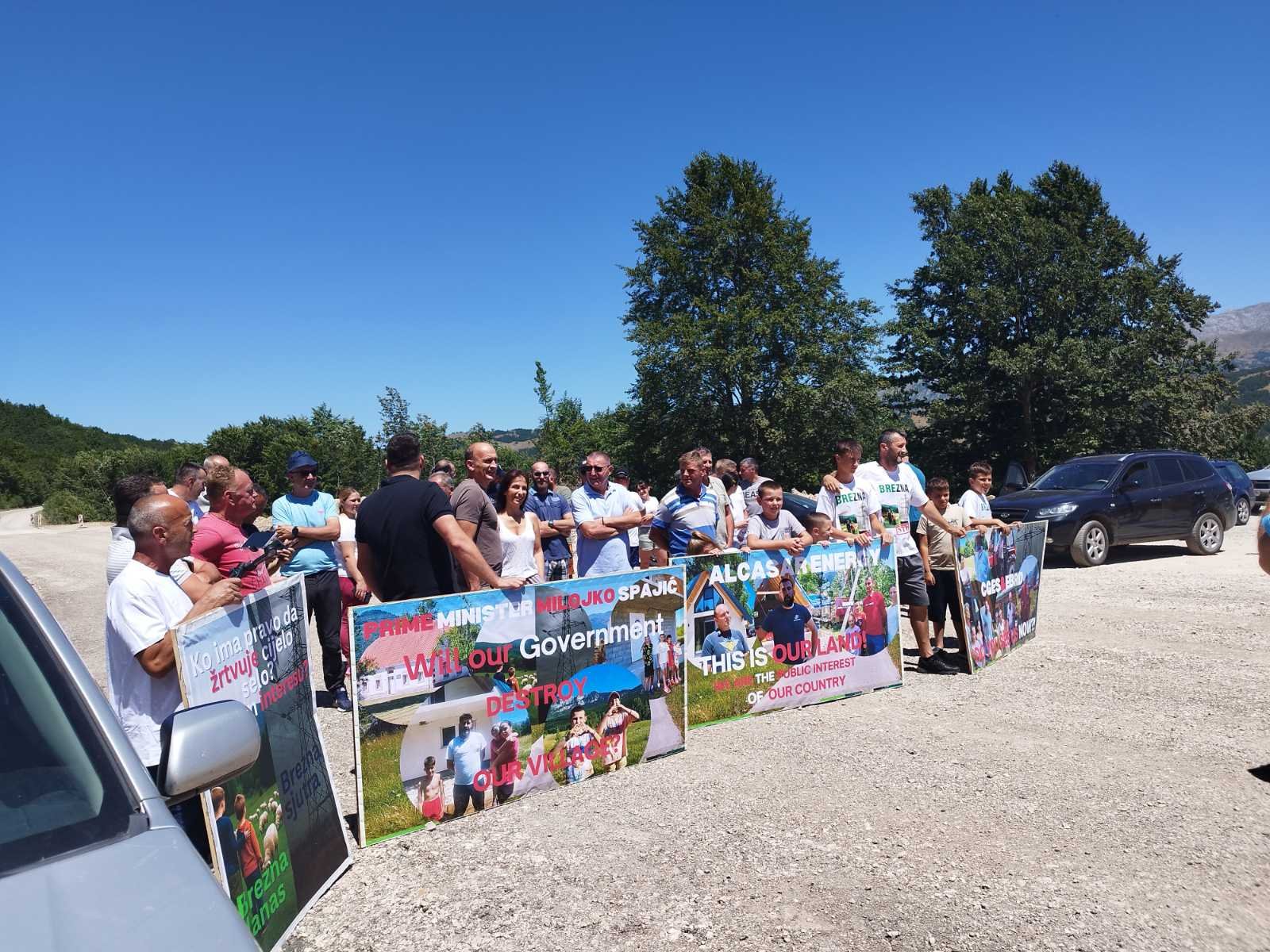 Mještani Brezana blokirali put: Nećemo dozvoliti uništenje našeg sela ni po koju cijenu