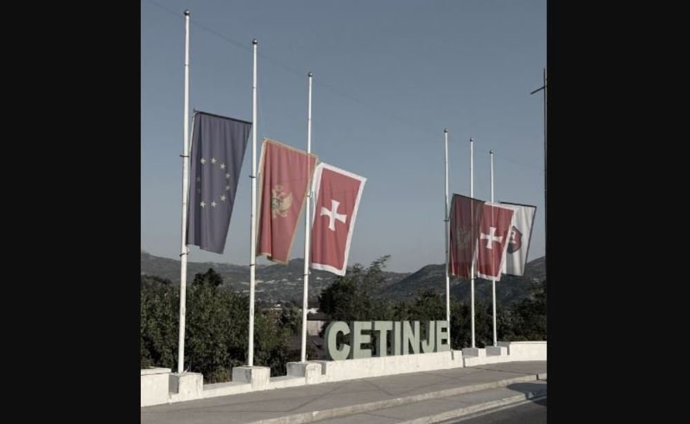 Zastave na Cetinju na pola koplja