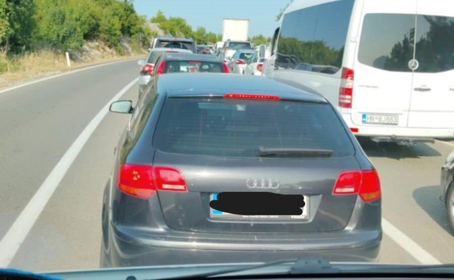 Udes na Barutani: Povrijeđene tri osobe, stvorene kolone
