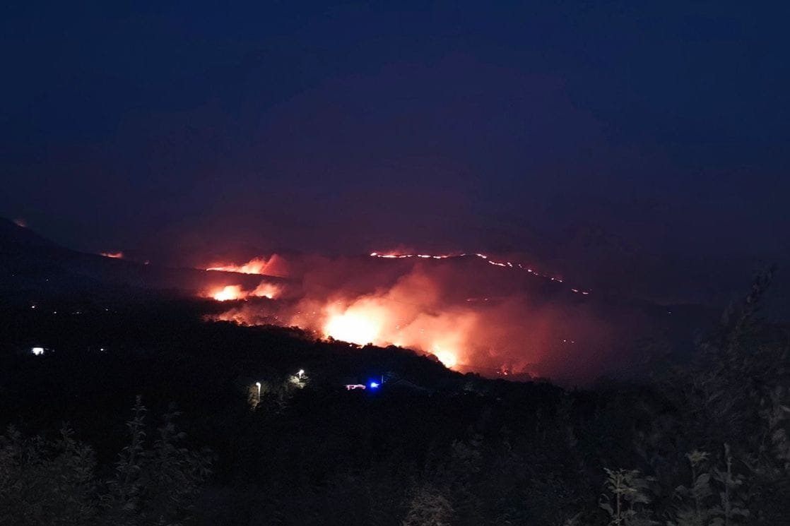 Niz novih požara u Podgorici, duva jak sjeverni vjetar, teško se diše; Zatvoren put Podgorica - Danilovgrad