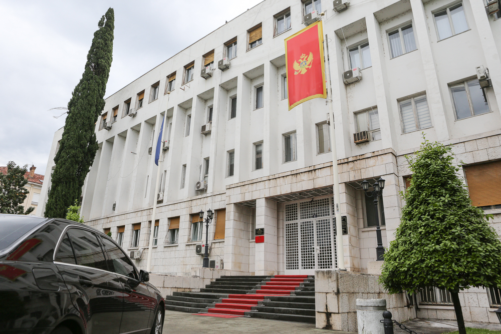 Od 34 ambasadora 10 nijesu diplomate