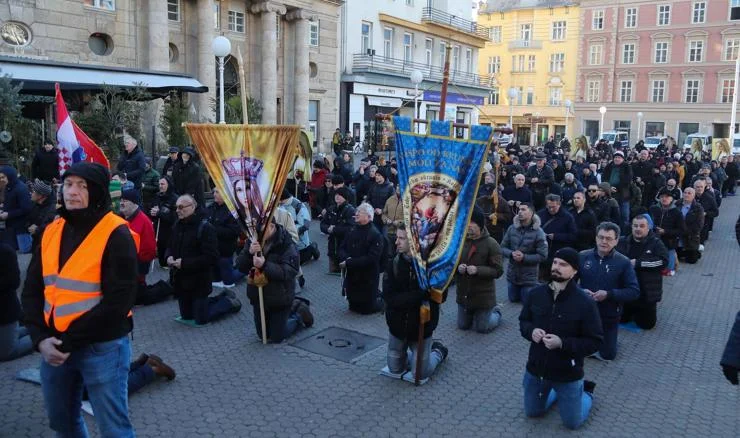 Zagreb: Muškarci klečali na Jelačićevom trgu, dočekao ih protest  ženskih udruženja