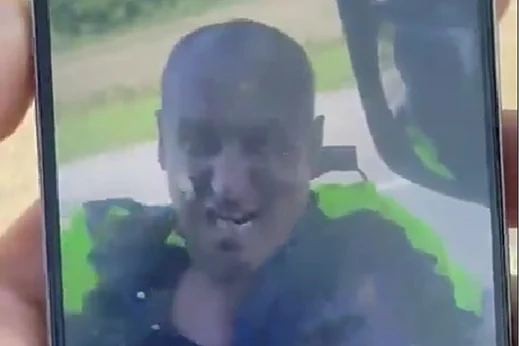 Vozač kamiona u Rusiji vozio policajca pet kilometara na blatobranu i sve snimao