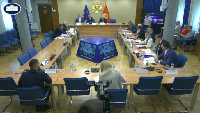 Huter: Kad zvanično preuzimate odgovornost?; Šaranović: U teškim situacijama se povlače samo slabići, ja se u teškim situacijama neću povući