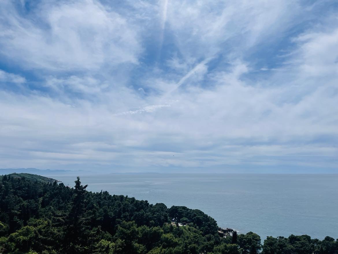 Oblačan dan, više sunca na jugu, poslijepodne kiša
