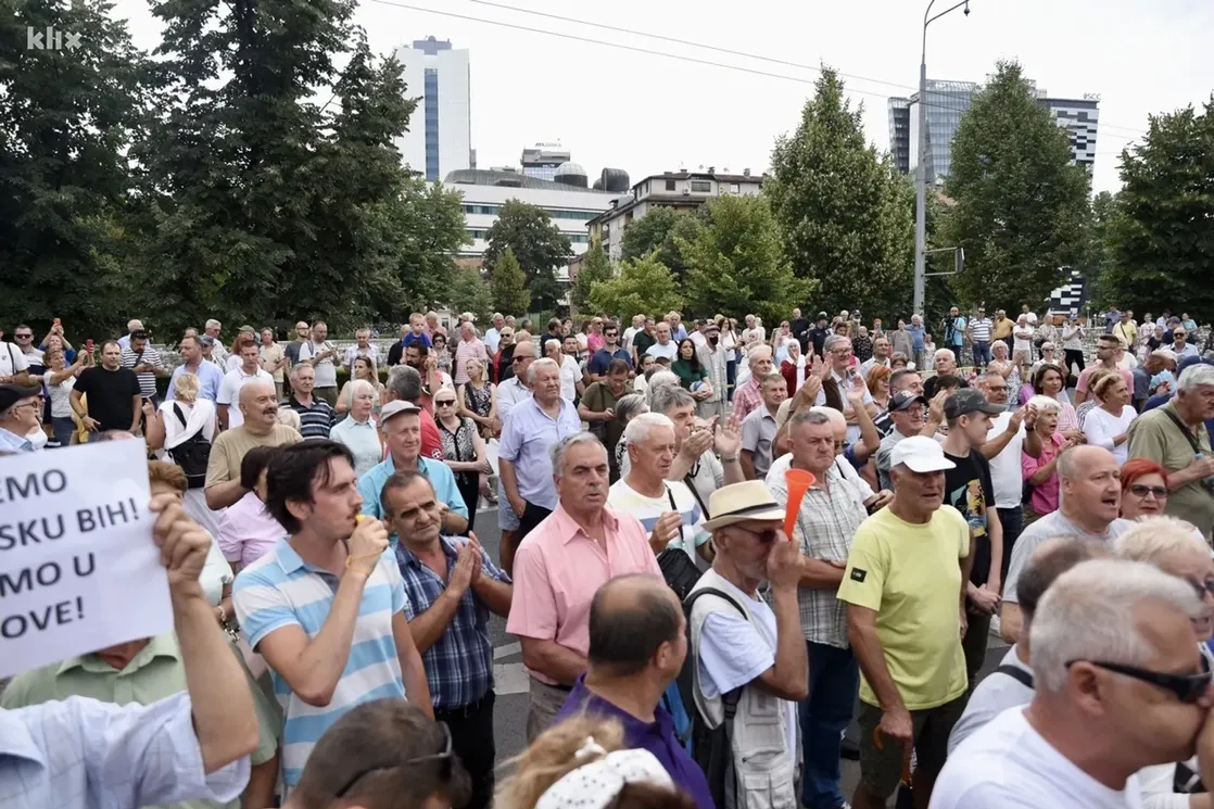 Sarajevo: Dok stranački čelnici pregovaraju sa Šmitom, ispred OHR-a počeli novi protesti