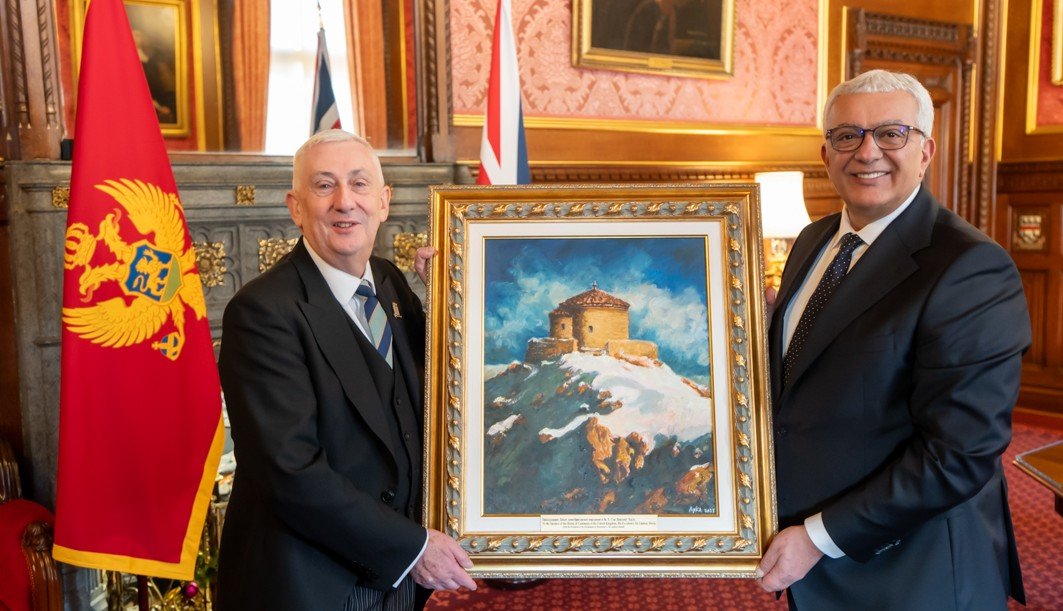 Mandić poklonio Hojlu sliku kapele na Lovćenu: Stare evropske zemlje budućnost grade na hrišćanskom moralu