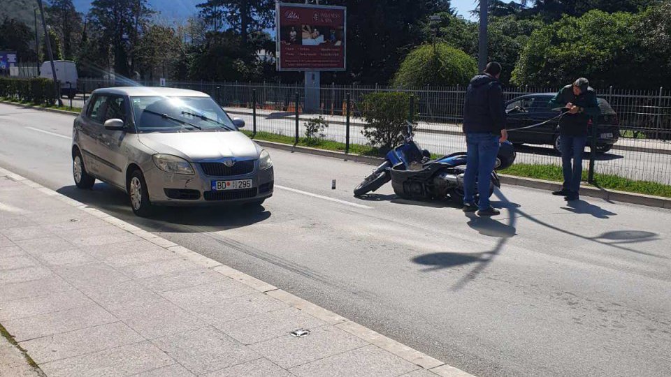 Udes na bulevaru u Budvi, motociklista teško povrijeđen