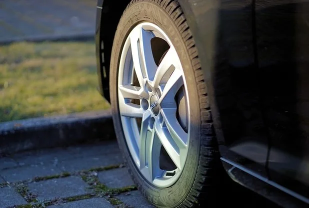 Putevi mokri i klizavi, vidljivost smanjena