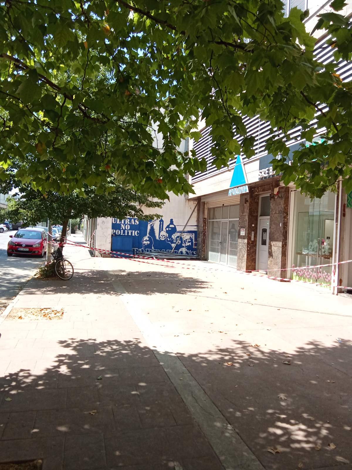 Mjesto pada konstrukcije sa fasade obezbijeđeno samo trakom