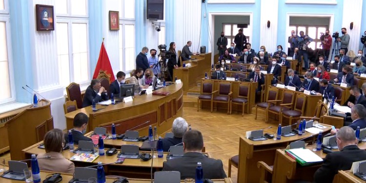 Pogledajte momenat kada Popović baca Poslovnik
