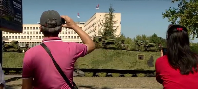 Srbija: Policija se povukla, a građani i studenti pozdravili vojnike