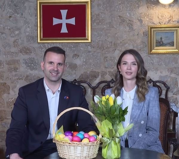 Premijer Spajić i njegova  supruga uputili čestitke povodom  uskršnjih praznika