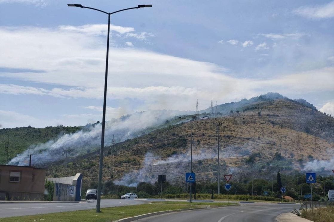 Podgorica: Veliki požar kod Komanskog mosta, pozvani i vatrogasci iz Nikšića i Bara