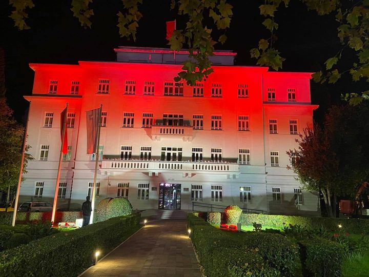 Upravna zgrada Glavnog grada u bojama zastave Austrije