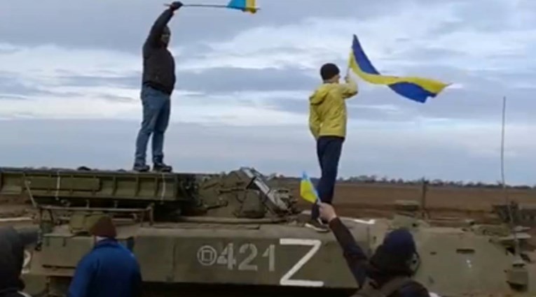 Hrabri građani okupiranog Hersona stali pred ruske vojnike koji pucaju