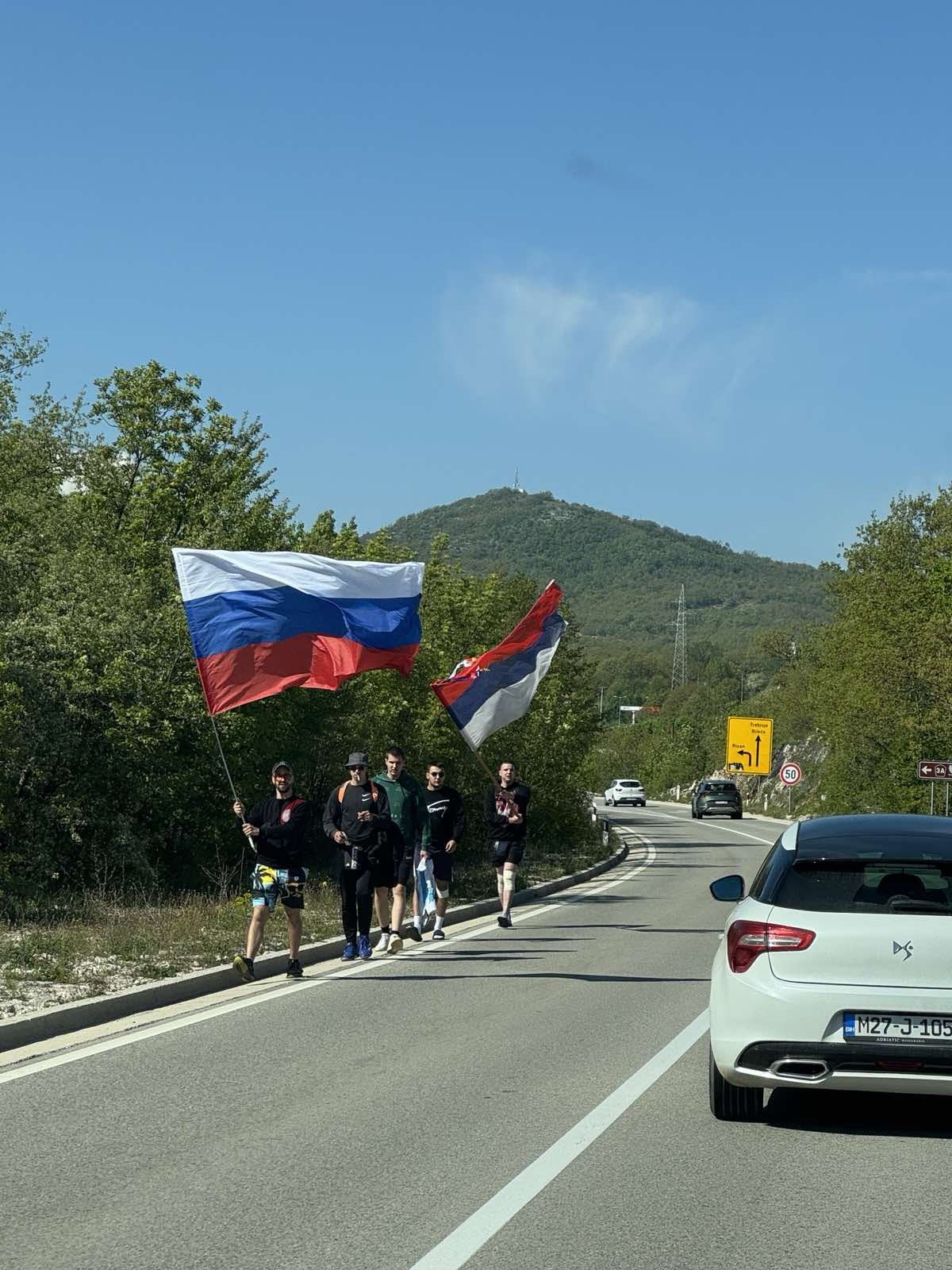 Sa srpskim trobojkama krenuli put crnogorskog Ostroga