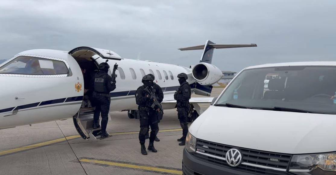 Policija dostavila snimak: Uz snažne mjere bezbjednosti Delić i Keković izručeni Crnoj Gori