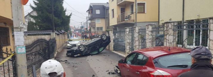 Sarajevo: Automobil završio na krovu, ima povrijeđenih