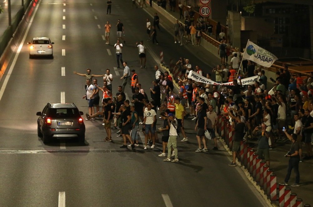 Automobilom se zaletio u demonstrante na auto-putu u Beogradu, jednom momku povrijeđena noga