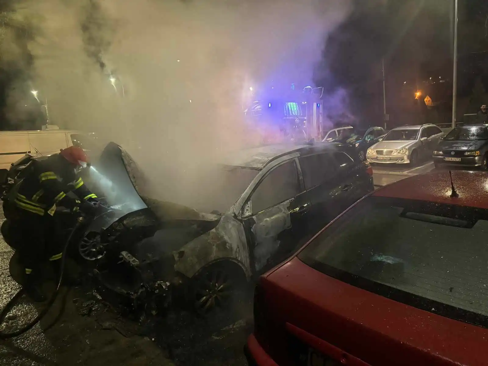Na Cetinju noćas izgorjela četiri vozila: Požari na dvije lokacije
