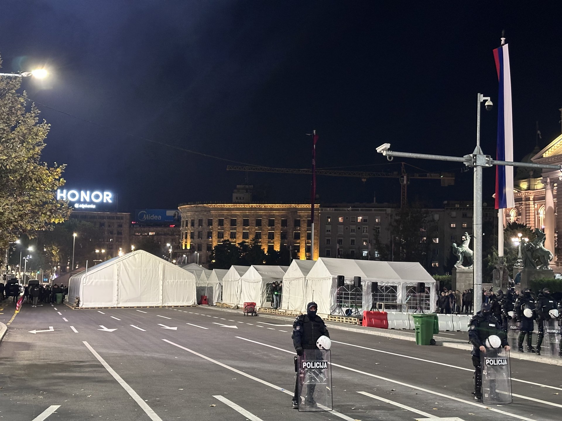 Ćacilend dobio toplanu: 3.500 € dnevno za politički performans