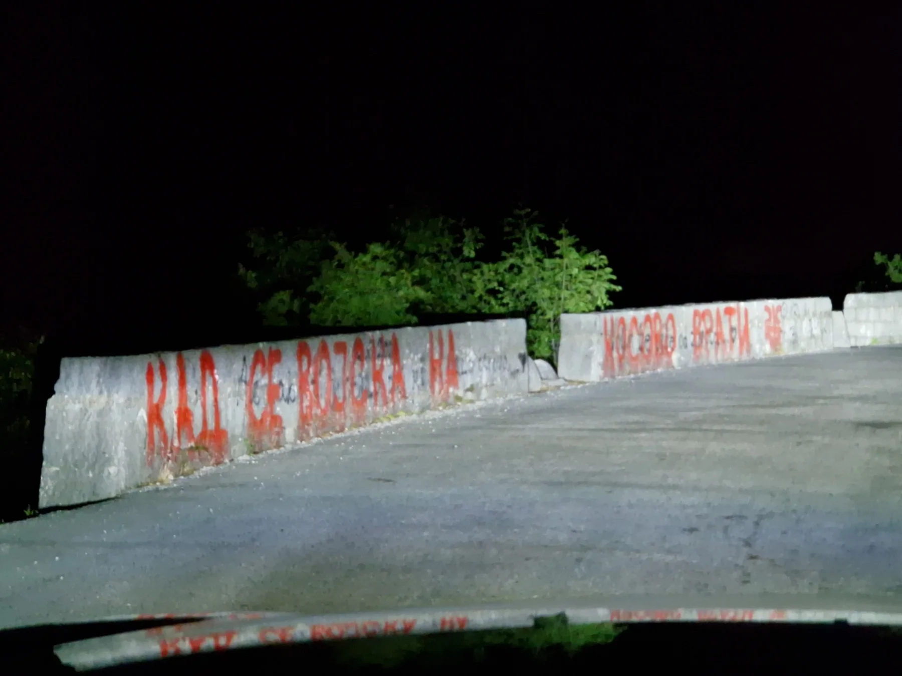 Poziv na genocid uz prećutnu podršku vlasti: Aktivisti iz Srbije pozvali nadležne da reaguju na grafite “Kad se vojska na Kosovo vrati…”: