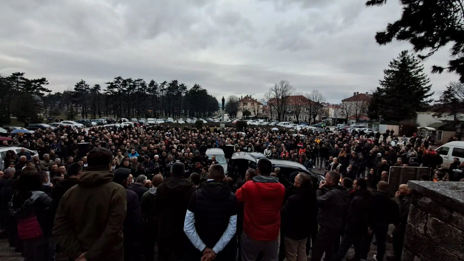 Sa protesta u Nikšiću poručeno: Ubistvo Ljubiše Mrdaka mora biti razriješeno; Najavljeni protesti ispred tužilaštva u Podgorici