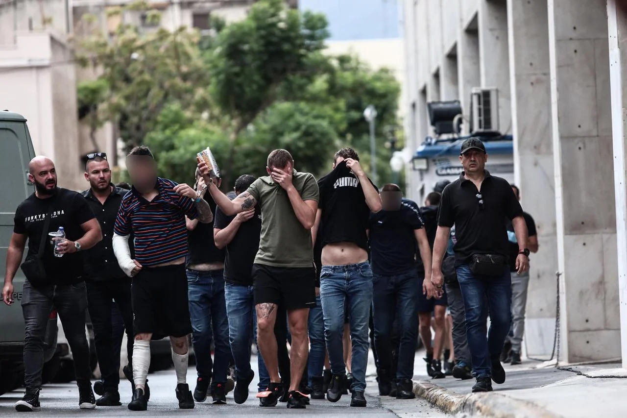Sud odredio istražni zatvor za 105 uhapšenih huligana nakon nereda u Atini