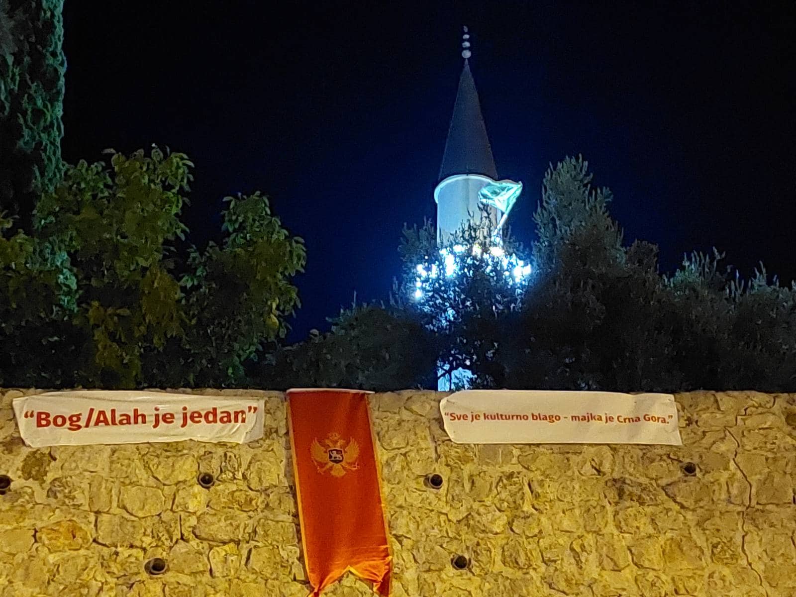 Crnogorska zastava i na Omerbašića džamiji!