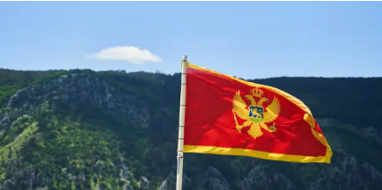 Crnogorska zastava ponosno vijori iznad Skadarskog jezera