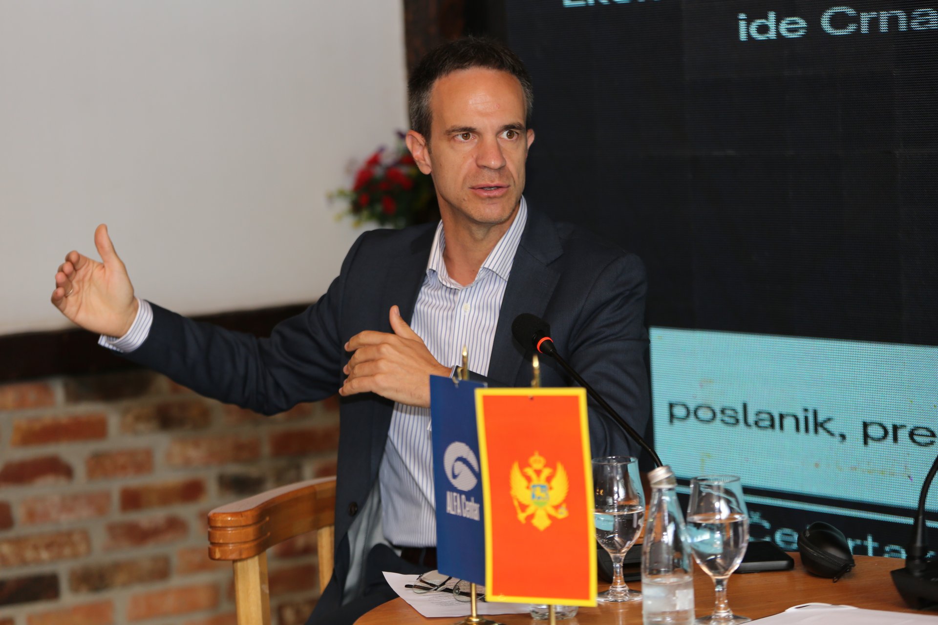 Mugoša: Vlast sve međusobne razmirice rješava foteljama