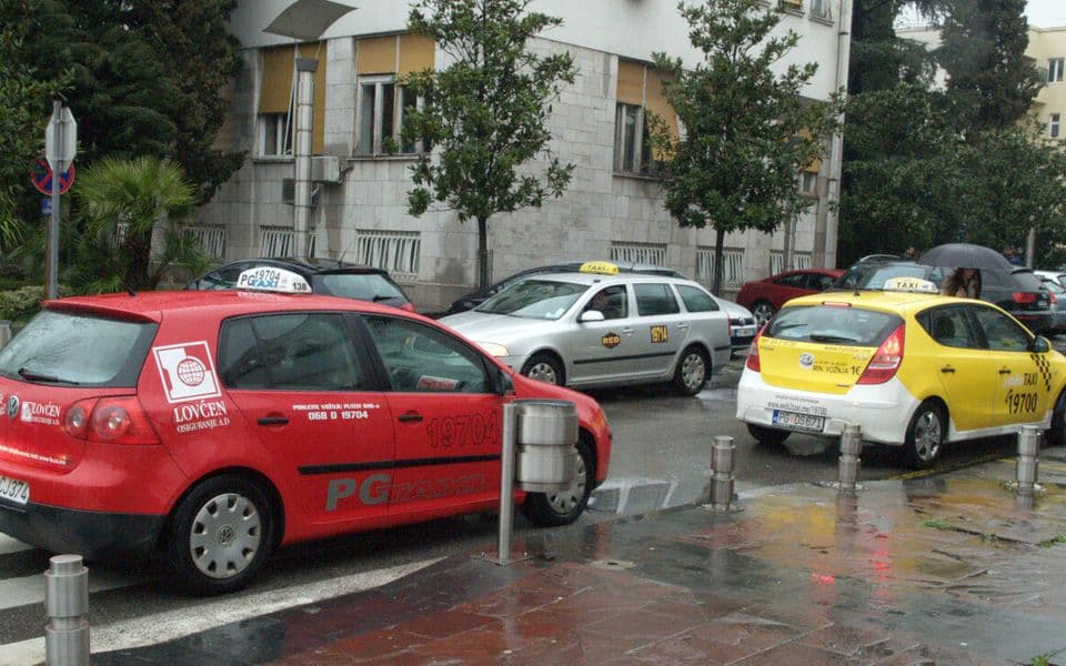 Taksisti dnevno zarade od 10 do 15 eura
