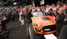 Prvi proizvedeni Ford Mustang Shelby GT500 prodat za 1,1 milion dolara
