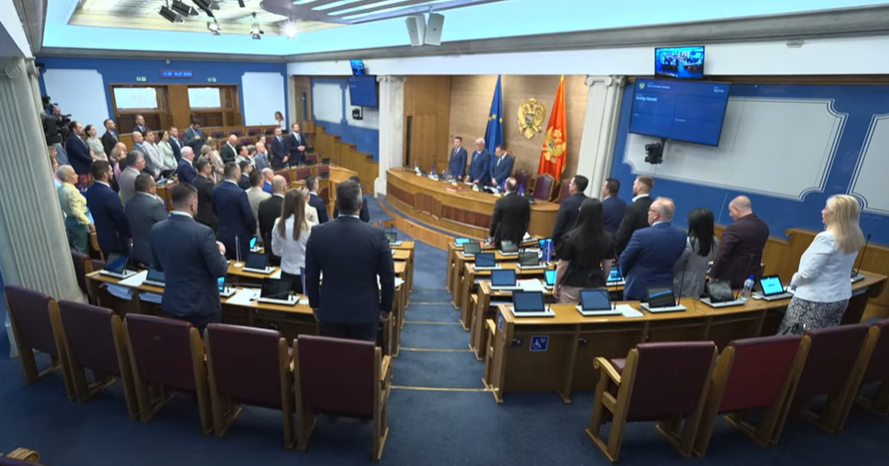 Minut ćutanja u Skupštini za žrtve u Srebrenici na zahtjev BS, Mandić dodao da se počast odaje svim žrtvama