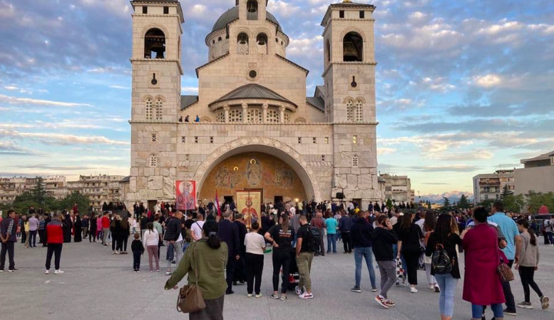 Počelo okupljanje na moleban "za svetinju braka i očuvanje porodice", osporavanju prava LGBT zajednice pridružio se i  - predsjednik Odbora za ljudska prava?