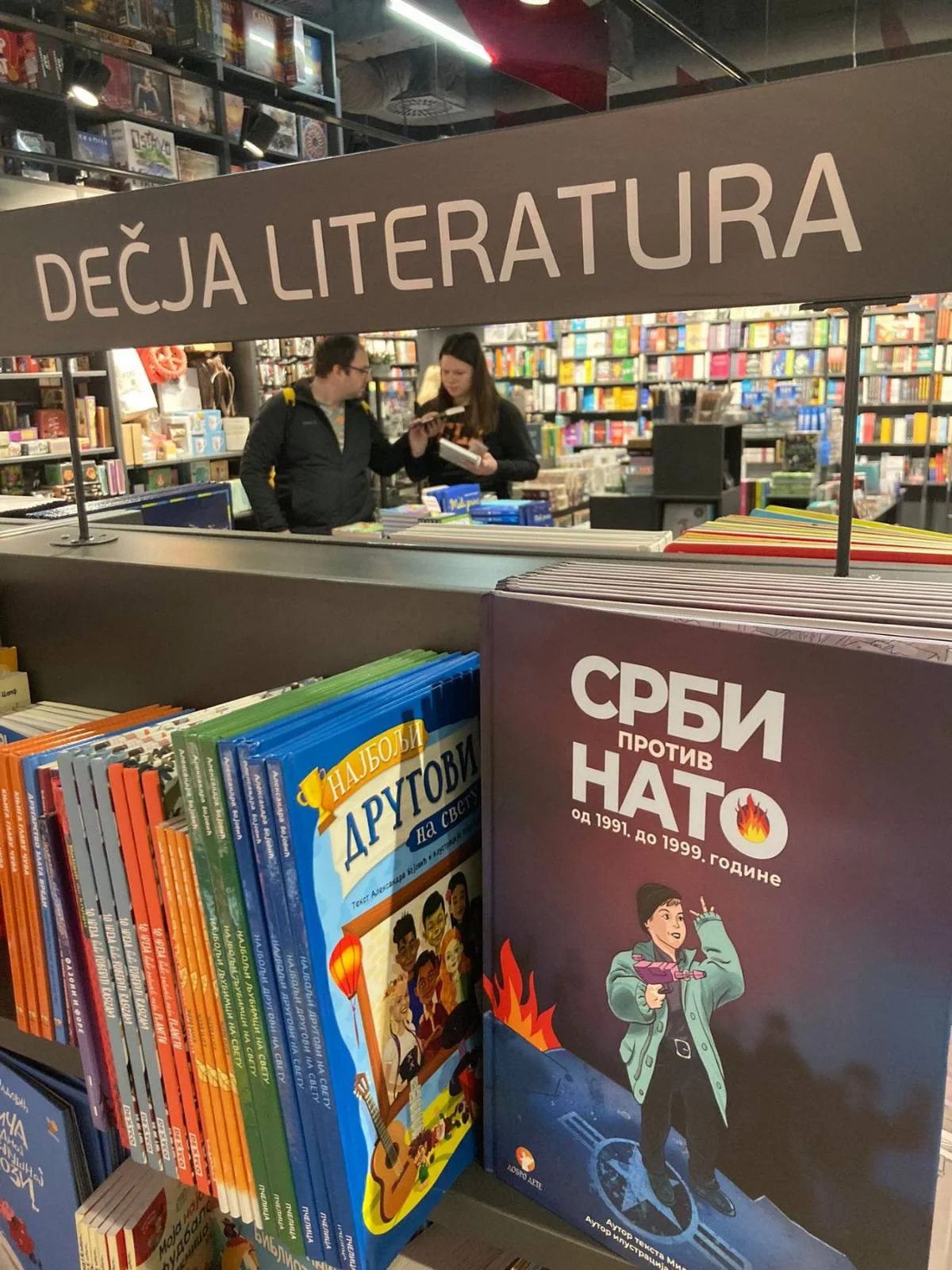 Ratna propaganda na štandu "Dečja literatura": Srbi protiv NATO