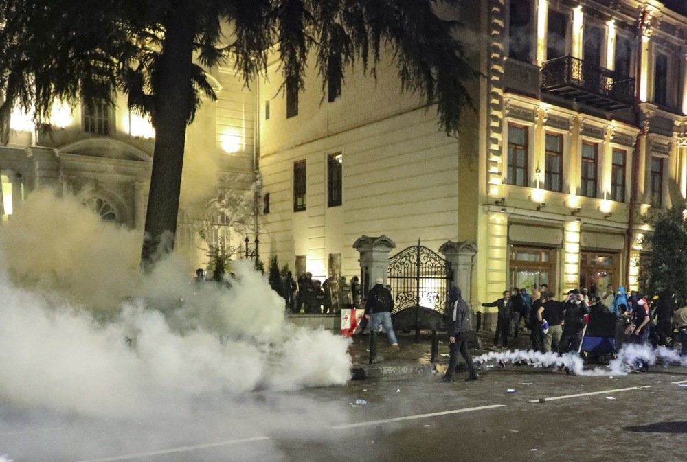 Narodna skupština, vodeni topovi i pokušaj upada u predsjedničku palatu: Neredi u Gruziji na dan izbora