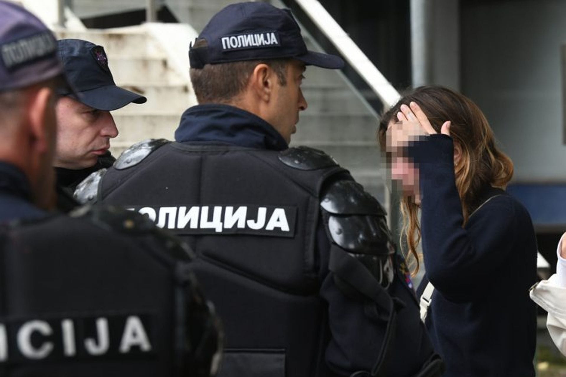 Haotično u Beogradu: Protivnik Europrajda napao dvije žene, više ljudi privedeno, na policiju bačene baklje