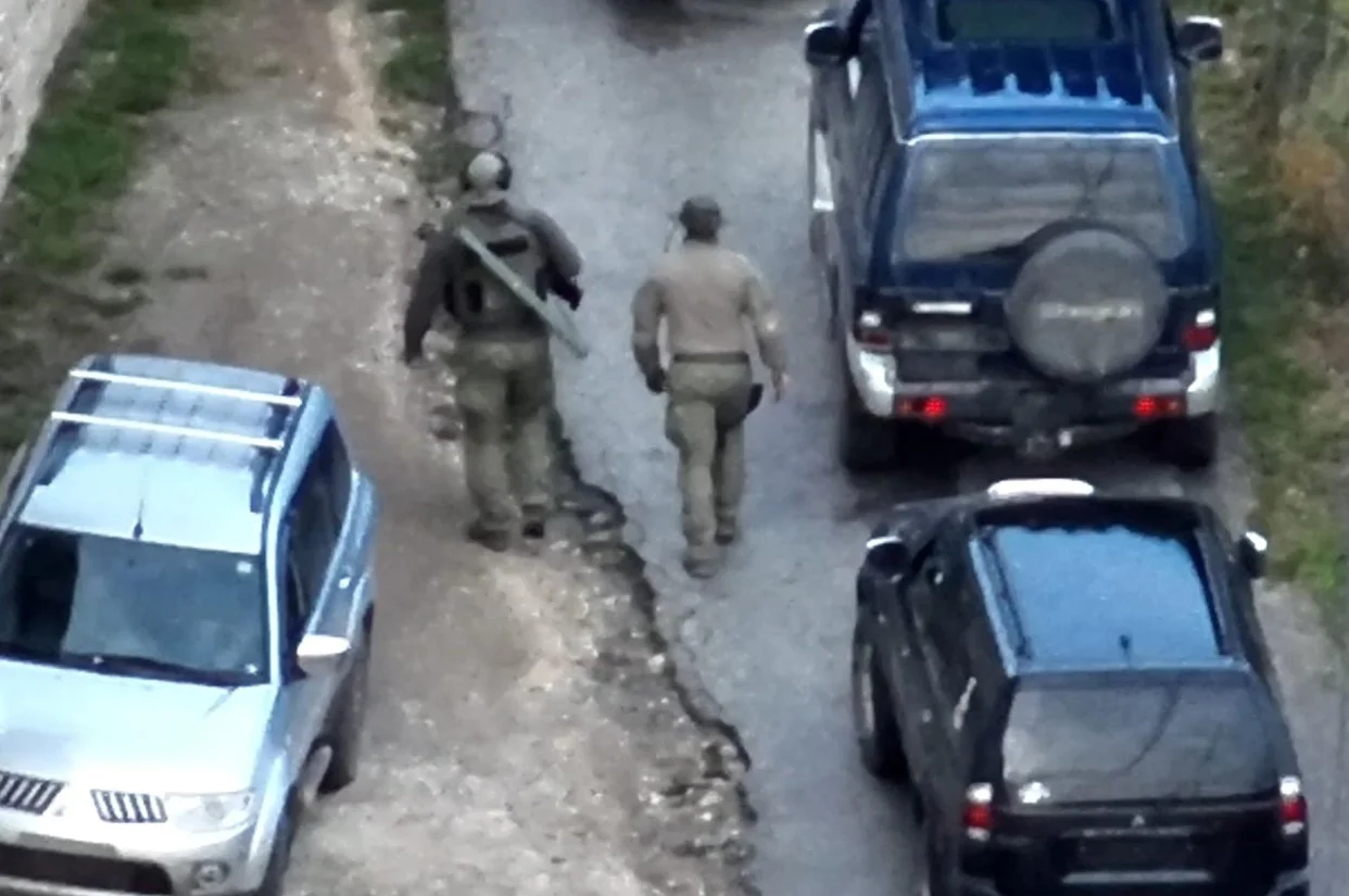 Kurti objavio fotografije: Napade nijesu izvršili obični građani, već trupe koje podržava srpska država