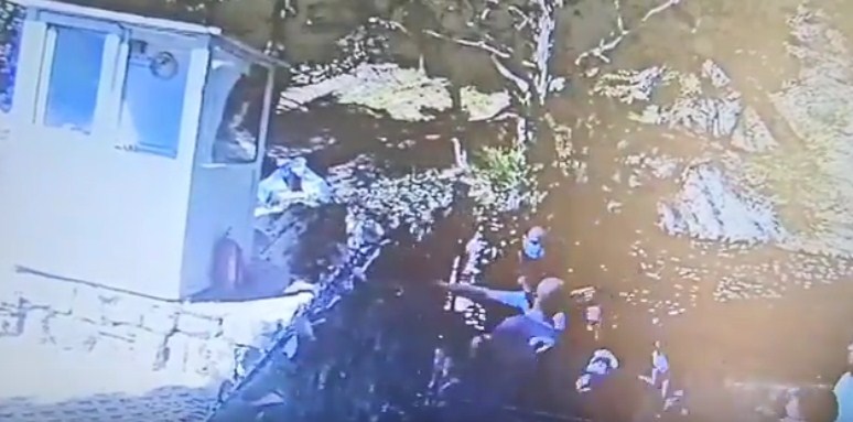 Video nasilništva na Svetom Stefanu: Obijanje, guranje, rušenje ograde....