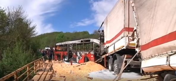 Četvoro putnika izgorjelo u sudaru autobusa i kamiona između Kuršumlije i Prokuplja