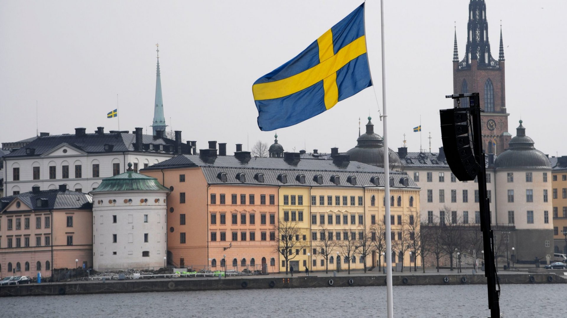 Više osoba poginulo kada autobus udario u autobusko stajalište u Švedskoj – vozač uhapšen