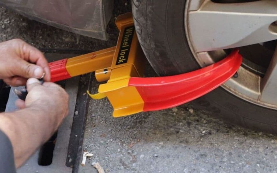 Advokati pokrenuli inicijativu: Parking „kandže” na Ustavnom sudu