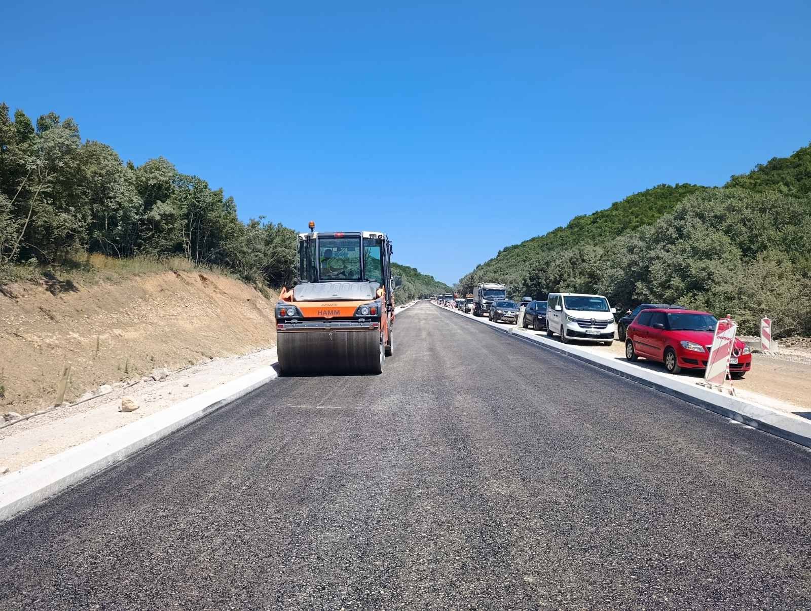 Počelo asfaltiranje dodatnih tri kilometra na bulevaru Tivat-Jaz