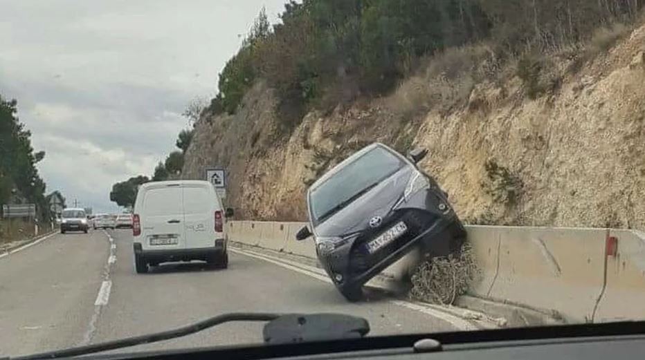 Vjetar pravi haos po Hrvatskoj: Automobil u vožnji oduvao u zid, lete krovovi...