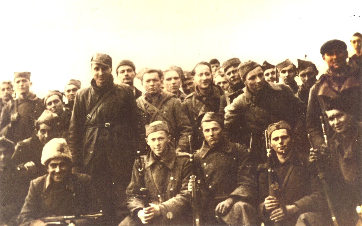 Narodni heroji iz Drobnjaka –– donji red, prvi s desna, bijela šubara, drži „šmajser” predratni pravnik DANILO JAUKOVIĆ (Bukovica, 1918 - Žabljak, 1977), iza njega stoji inženjer VELIMIR JAKIĆ (Dobra Sela, 1911 - Kranj, 1946)