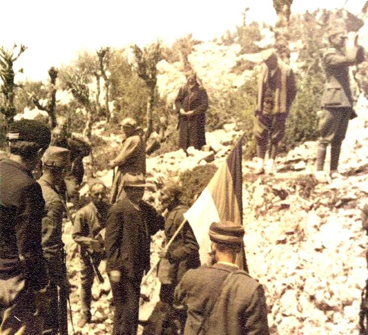 „Organizovali uz punu pomoć italijanskog okupatora svoje odrede i zajedno sa njima učestvovali u borbama protiv partizana primajući od Italijana oružje, hranu, a neki i plate”. - BLAŽO ĐUKANOVIĆ, alijas BIJAĐI, u sredini s šeširom
