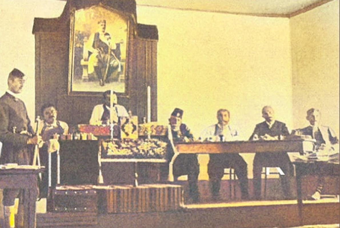 „Srbija organizovala zavjere i šiljala bombe za ubijstvo dinastije crnogorske i vođâ crnogorskoga naroda”. Na slici iz 1908, vijeće VELIKOGA SUDA KNJAŽEVINE CRNE GORE u procesu protiv grupe posrbica – špijuna i terorista plaćenih od Srbije (Bombaška zavjera)