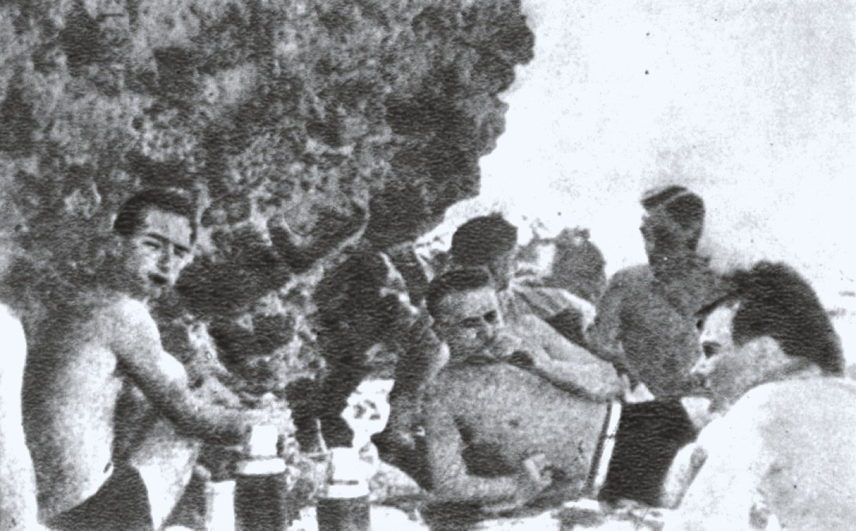 PETAR-PERA KARAĐORĐEVIĆ u ratnoj emigraciji se i oženio, na slici skroz lijevo, sa pratnjom lješkari na egipatskoj obali Mediterana, ljeto 1943. – godinu kasnije odričući se četnika saopštio: „odlučno osuđujem zloupotrebu imena Kralja i autoriteta Krune, kojom se pokušalo opravdati saradnju sa neprijateljem”